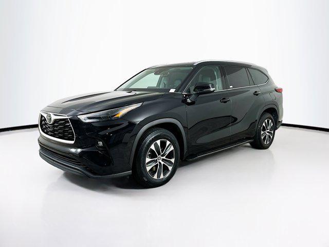 used 2022 Toyota Highlander car, priced at $31,397