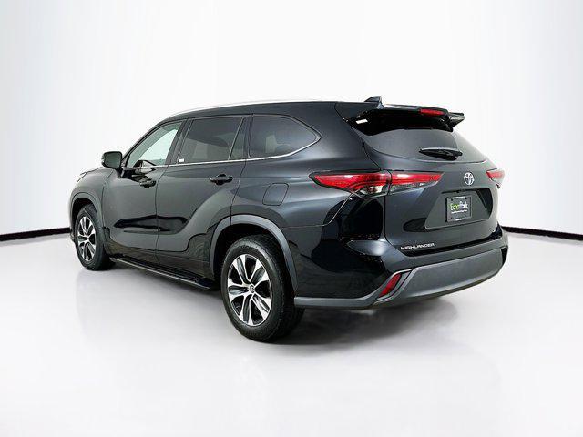 used 2022 Toyota Highlander car, priced at $31,397