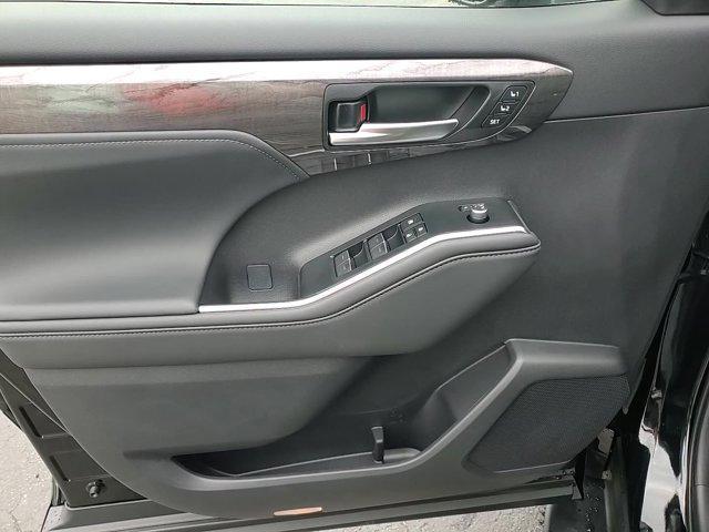 new 2025 Toyota Highlander car, priced at $49,926