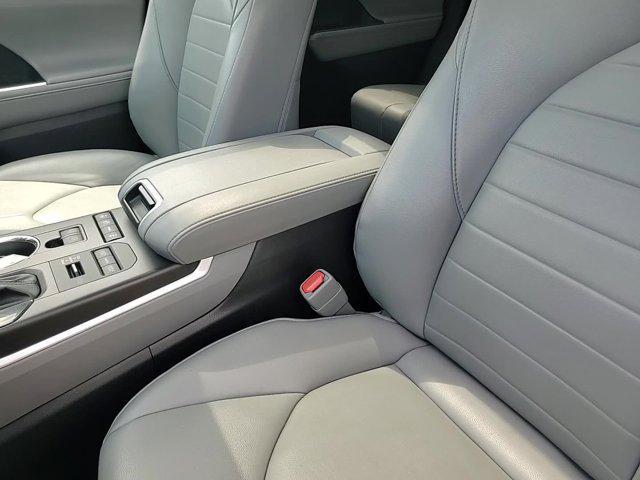 used 2021 Toyota Highlander car, priced at $31,490