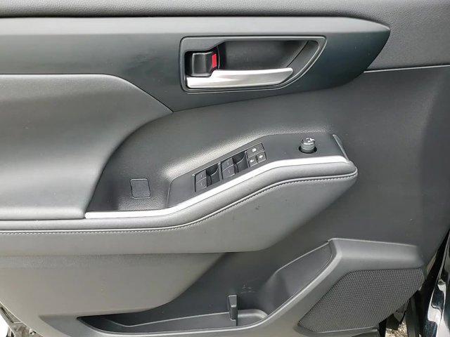 used 2023 Toyota Highlander car, priced at $39,990