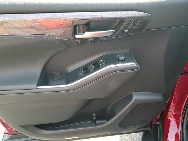 new 2025 Toyota Highlander car, priced at $57,281