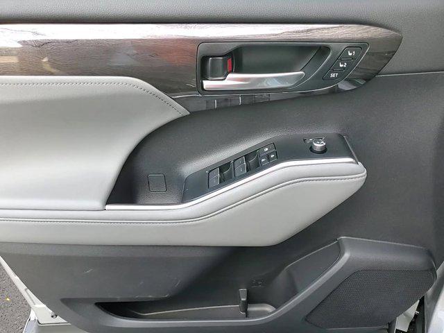 new 2025 Toyota Highlander Hybrid car, priced at $58,905