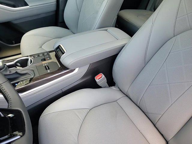new 2025 Toyota Highlander Hybrid car, priced at $58,905