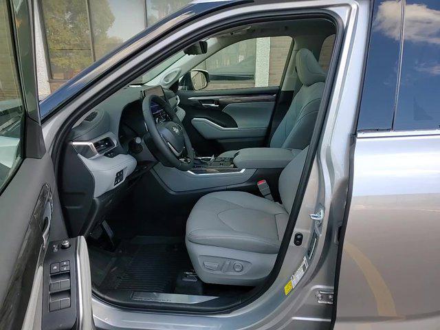 new 2025 Toyota Highlander Hybrid car, priced at $58,905