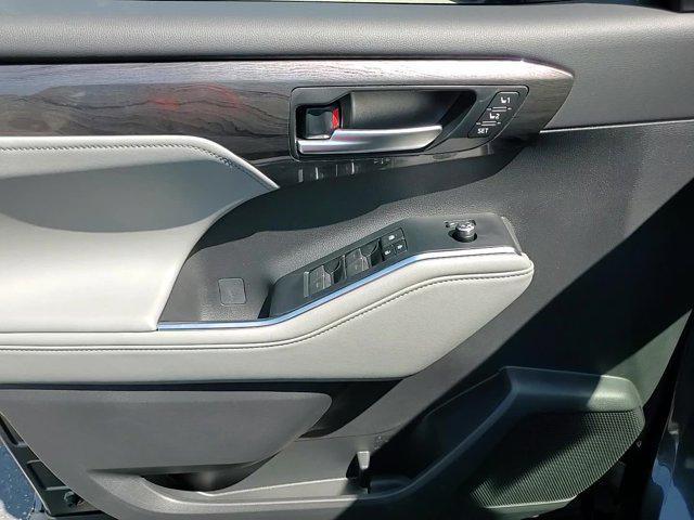 new 2025 Toyota Highlander car, priced at $55,956