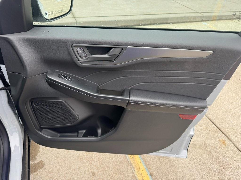 new 2025 Ford Escape car, priced at $29,900