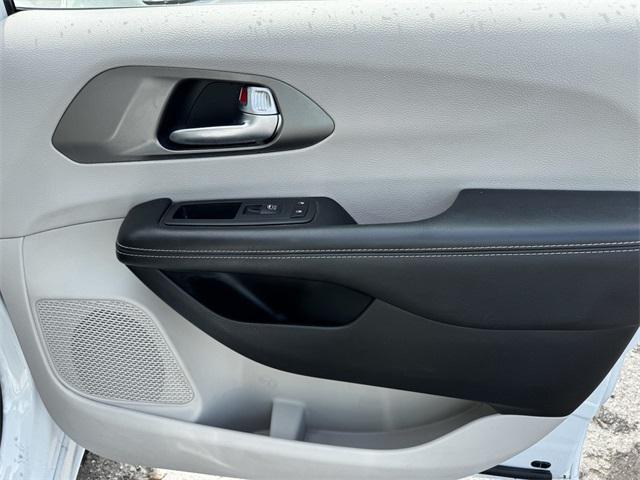 used 2021 Chrysler Pacifica Hybrid car, priced at $18,950