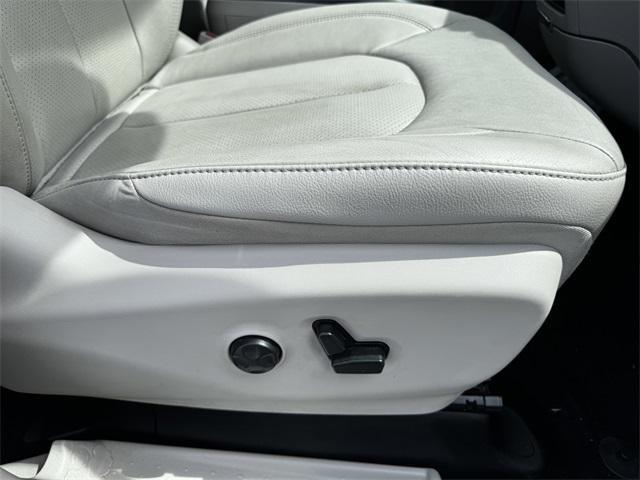 used 2021 Chrysler Pacifica Hybrid car, priced at $18,950