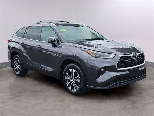 used 2022 Toyota Highlander car, priced at $37,987