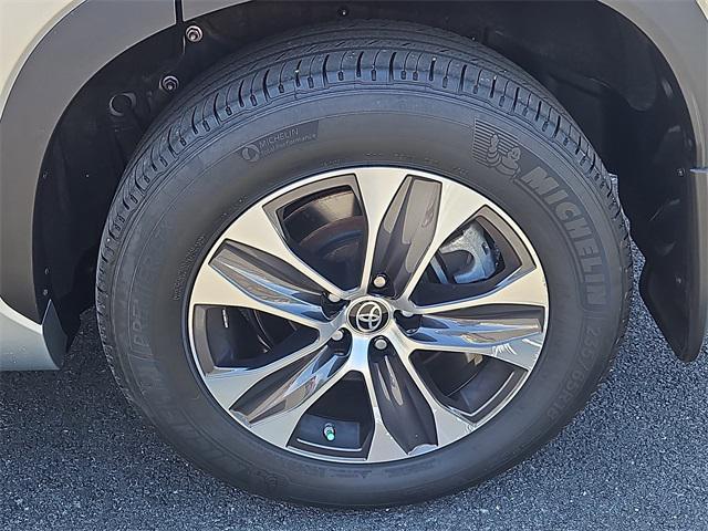 used 2022 Toyota Highlander car, priced at $36,987