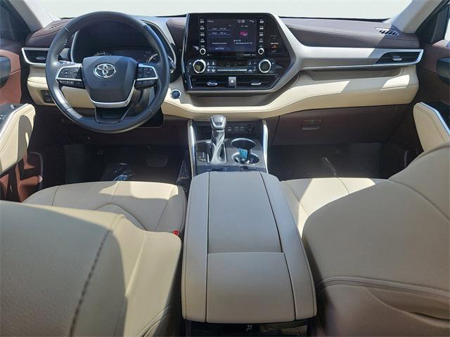 used 2022 Toyota Highlander car, priced at $37,987