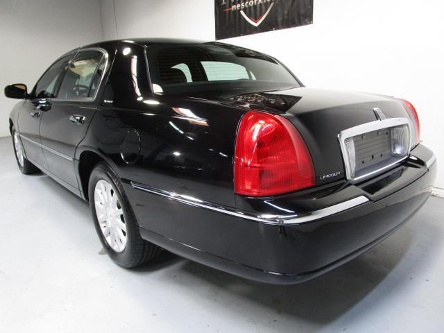 used 2007 Lincoln Town Car car, priced at $9,995