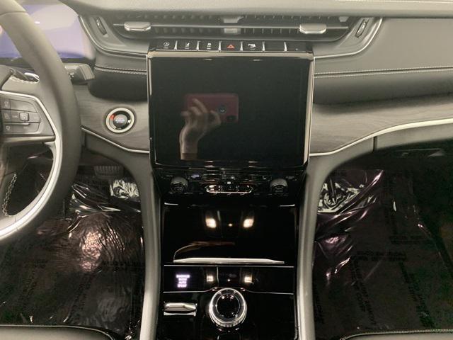 new 2025 Jeep Grand Cherokee car, priced at $42,876