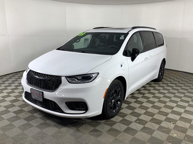 used 2023 Chrysler Pacifica Hybrid car, priced at $26,000