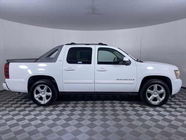 used 2007 Chevrolet Avalanche car, priced at $12,600