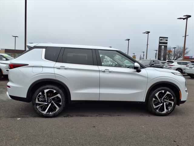 new 2024 Mitsubishi Outlander car, priced at $28,998