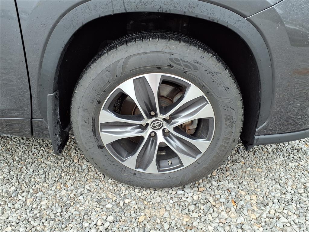 used 2023 Toyota Highlander car, priced at $31,500