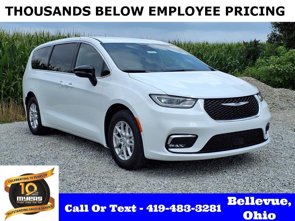 new 2025 Chrysler Pacifica car, priced at $41,277