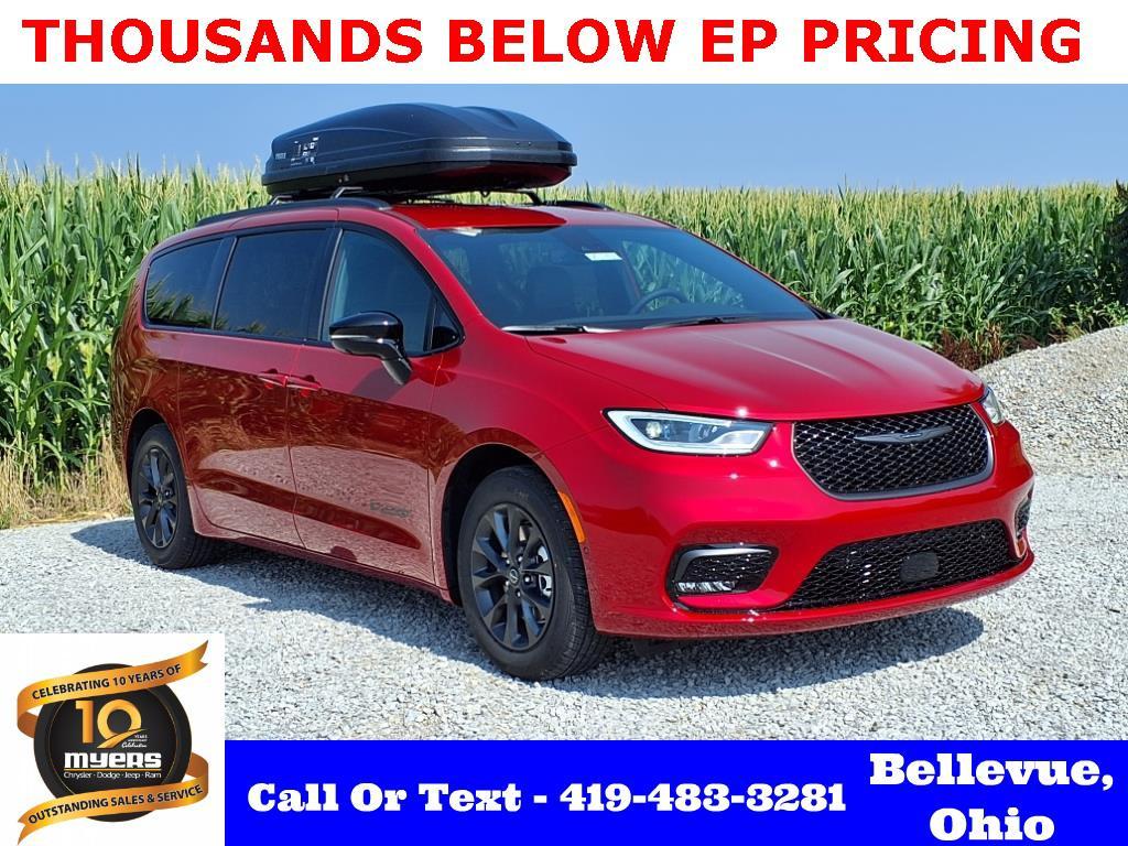 new 2025 Chrysler Pacifica car, priced at $41,906