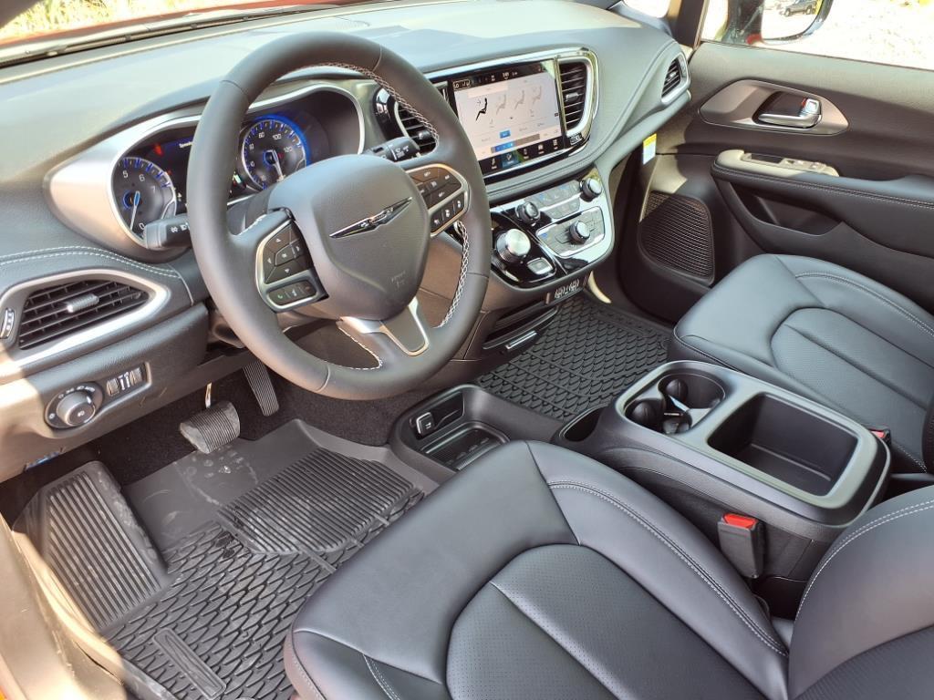 new 2025 Chrysler Pacifica car, priced at $41,906