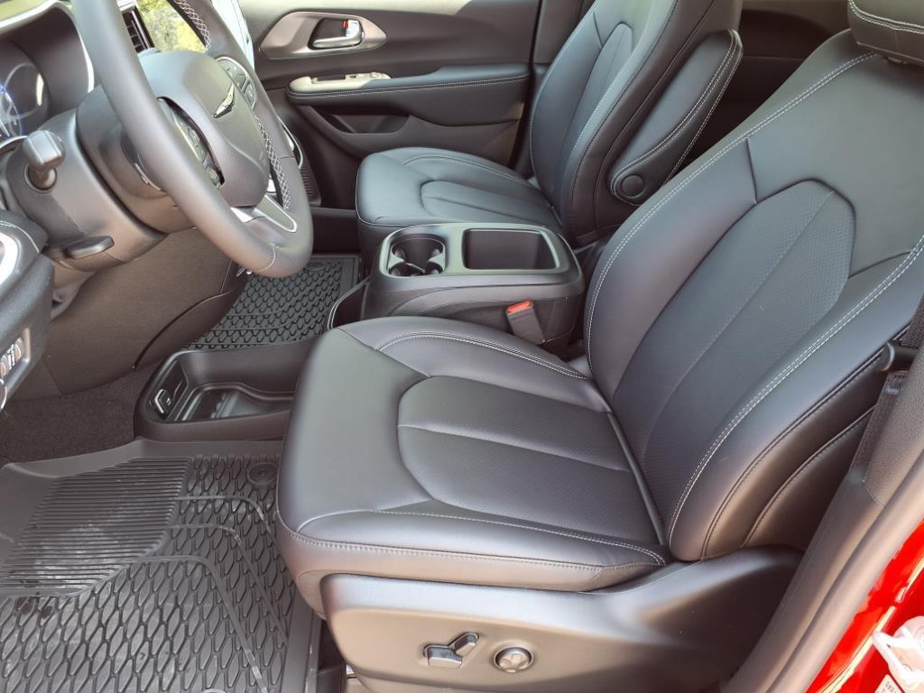 new 2025 Chrysler Pacifica car, priced at $41,906