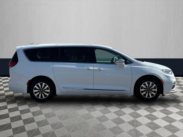 used 2022 Chrysler Pacifica Hybrid car, priced at $25,756