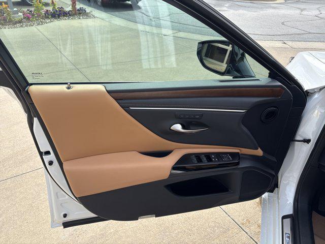 new 2025 Lexus ES 300h car, priced at $49,985