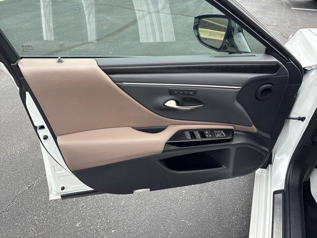 new 2025 Lexus ES 300h car, priced at $50,844