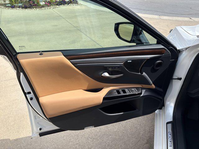 new 2025 Lexus ES 300h car, priced at $54,425