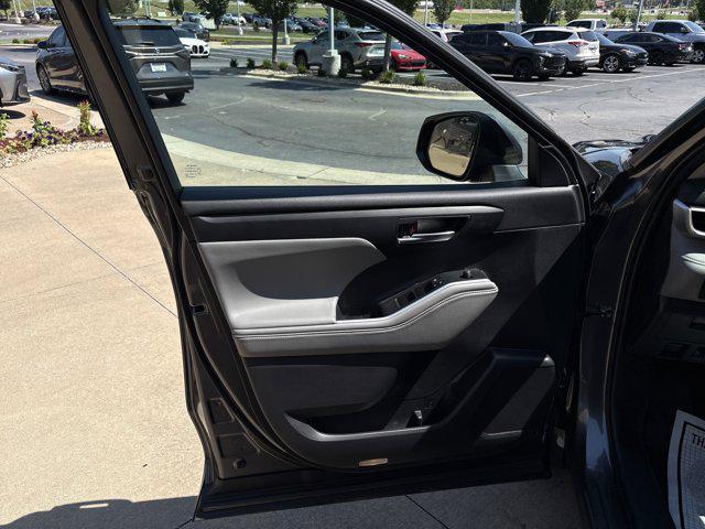 used 2022 Toyota Highlander Hybrid car, priced at $34,540