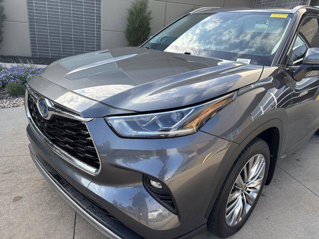 used 2020 Toyota Highlander Hybrid car, priced at $32,999