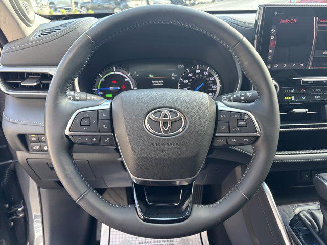 used 2020 Toyota Highlander Hybrid car, priced at $32,999