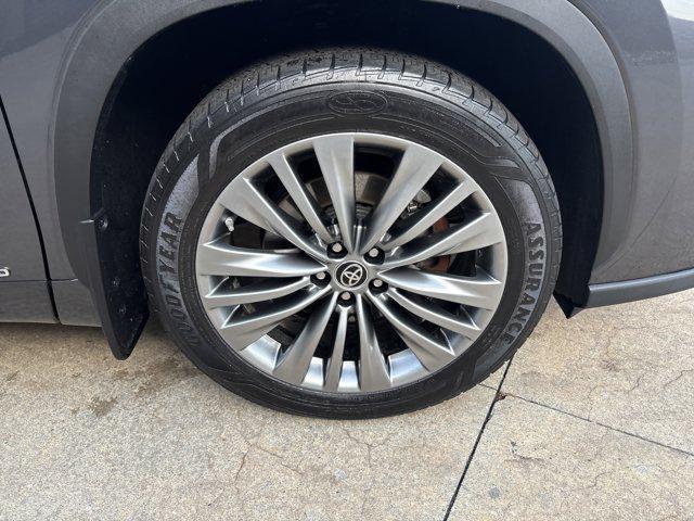 used 2020 Toyota Highlander Hybrid car, priced at $32,999