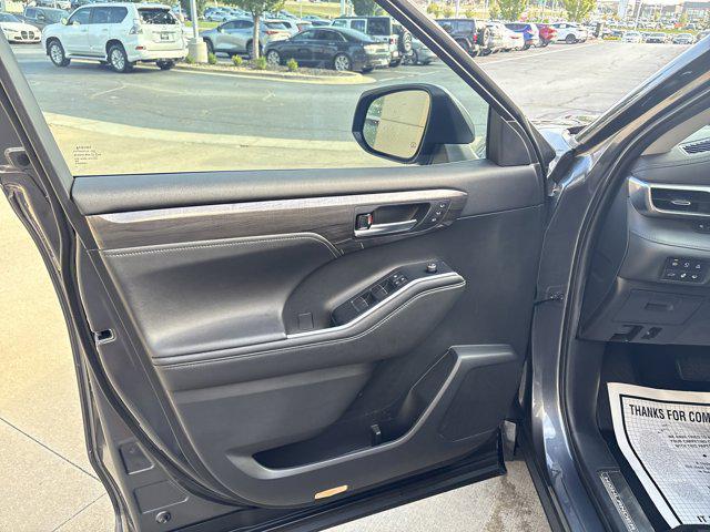 used 2020 Toyota Highlander Hybrid car, priced at $32,999