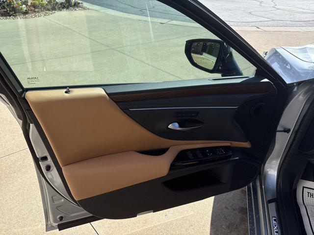 new 2025 Lexus ES 300h car, priced at $48,300