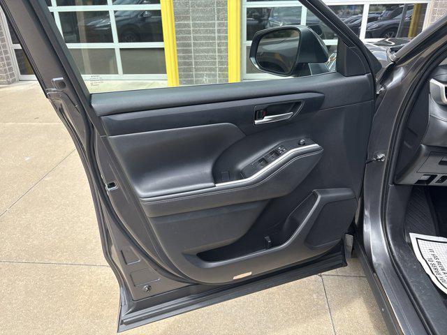 used 2022 Toyota Highlander Hybrid car, priced at $34,114