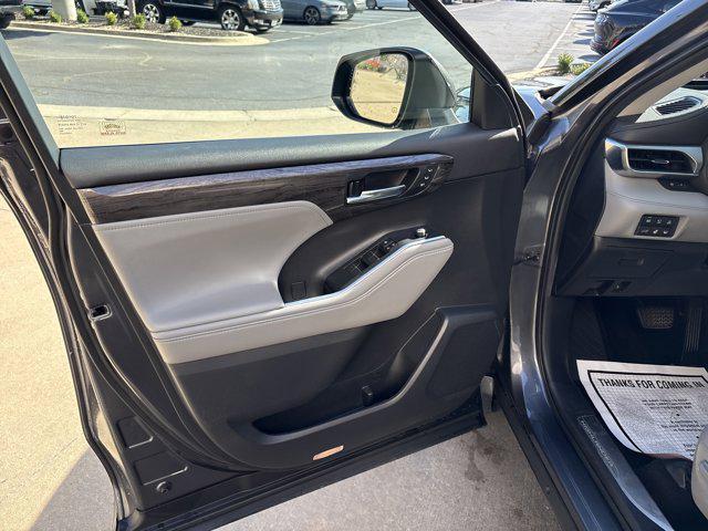 used 2020 Toyota Highlander Hybrid car, priced at $31,604