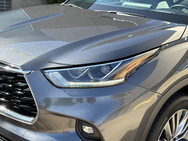 used 2020 Toyota Highlander Hybrid car, priced at $31,604