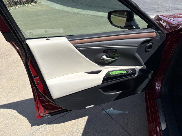 new 2025 Lexus ES 300h car, priced at $50,709