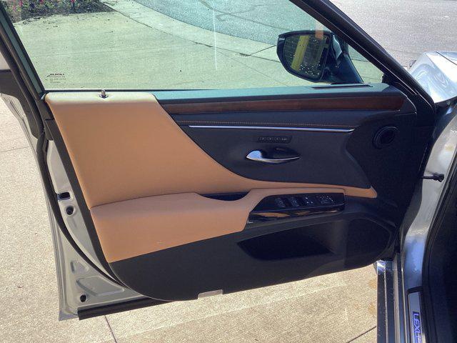 new 2025 Lexus ES 300h car, priced at $50,909