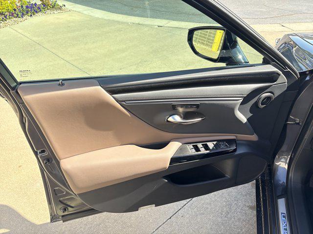 new 2025 Lexus ES 300h car, priced at $48,385
