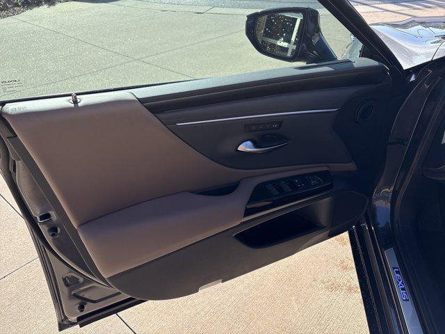 new 2025 Lexus ES 300h car, priced at $48,300