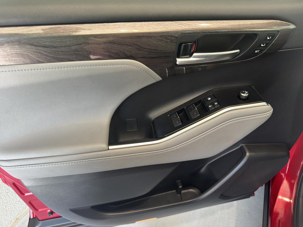 used 2021 Toyota Highlander car, priced at $38,747