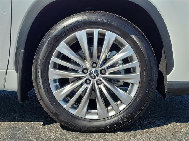 used 2023 Toyota Highlander car, priced at $45,997