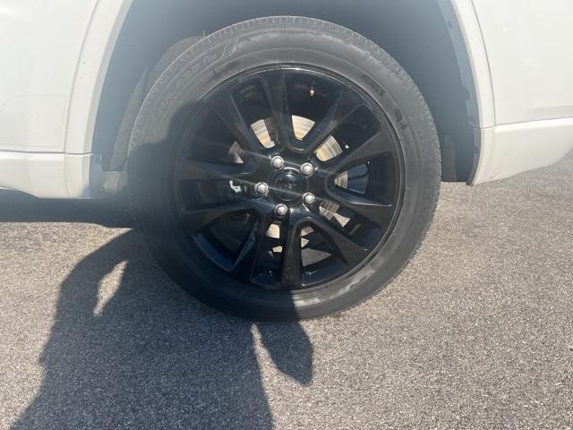 used 2017 Jeep Grand Cherokee car, priced at $15,377