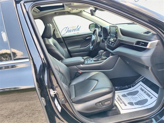 used 2022 Toyota Highlander car, priced at $31,954