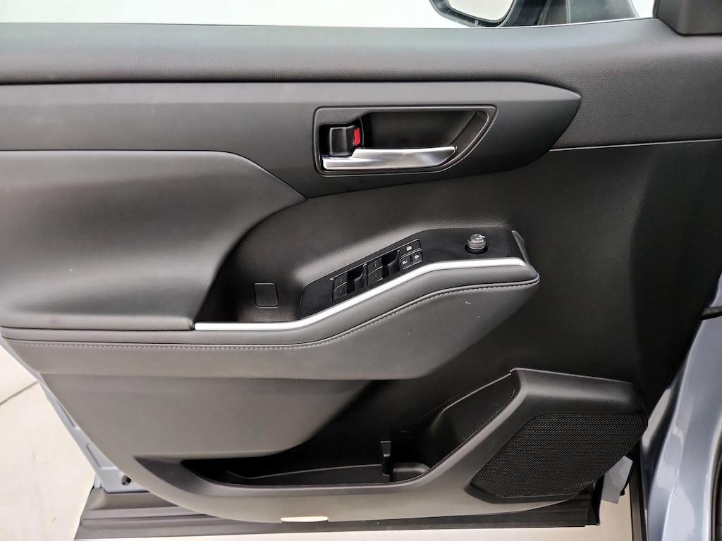 used 2022 Toyota Highlander car, priced at $33,998