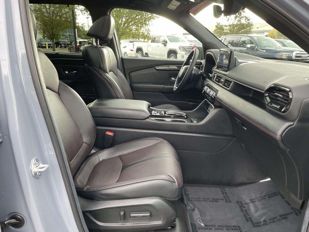 used 2025 Honda Pilot car, priced at $48,899