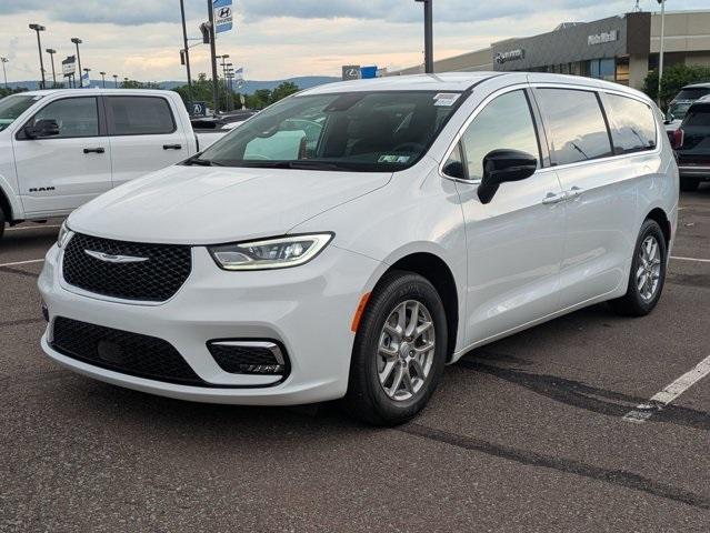 new 2025 Chrysler Pacifica car, priced at $40,252